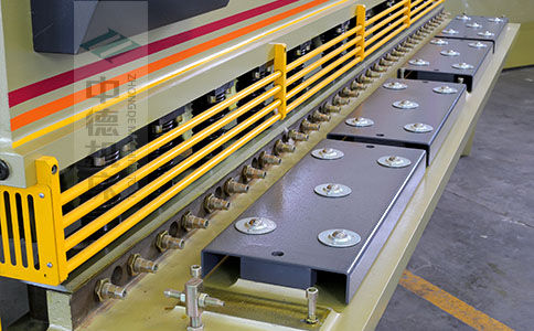 ZDS-1032剪板机采用滚珠前托料板，不划伤不锈钢板材表面，并采用高品质压料油缸，不渗油不会在板材表面留有油污.jpg